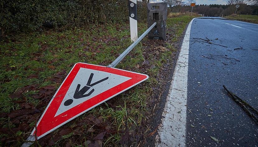 Im Hunsr&uuml;ckdorf Pfaffenheck hat der Sturm ein Verkehrsschild umgest&uuml;rzt. Foto: Thomas Frey