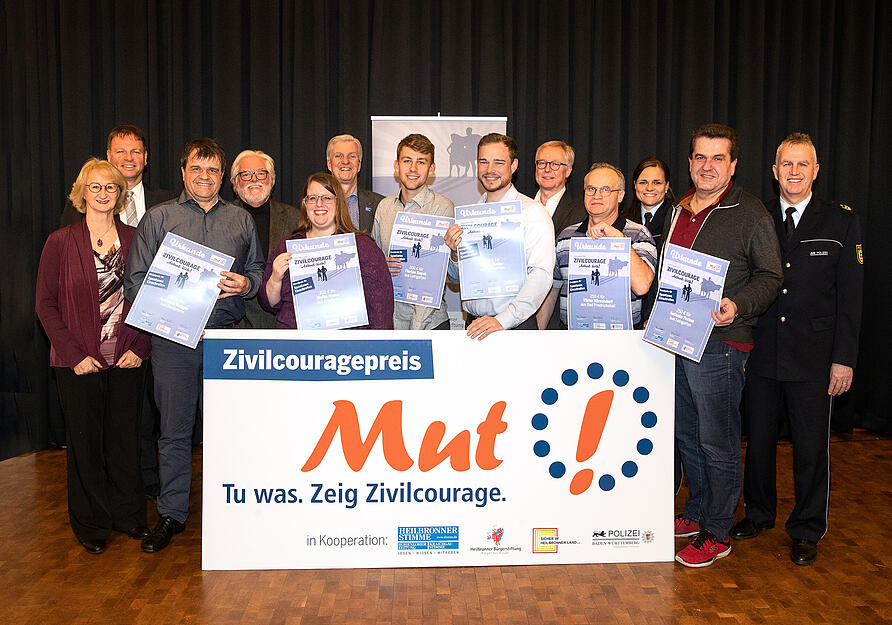 Die sechs Preistr&auml;ger (mit Urkunde) nach der Verleihung des Zivilcouragepreis 2019. Mit ihnen freuen sich (hintere Reihe von links) Angelika Biesdorf (B&uuml;rgerstiftung), B&uuml;rgermeister Timo Frey (Bad Friedrichshall), Thomas Schick (B&uuml;rgerstiftung), Uwe Ralf Heer (HSt-Chefredakteur), Tilman Distelbarth (HSt-Verleger), Lisa-Maria Klesse (Pr&auml;ventionsreferat der Polizei) und Polizeirpr&auml;sident Hans Becker.