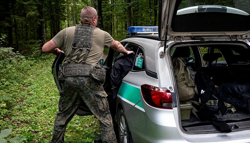 Immer wieder greifen polnischer Grenzschützer Menschen auf, die es über die Grenze nach Polen geschafft haben. (Archivbild) Immer wieder greifen polnischer Grenzschützer Menschen auf, die es über die Grenze nach Polen geschafft haben. (Archivbild)