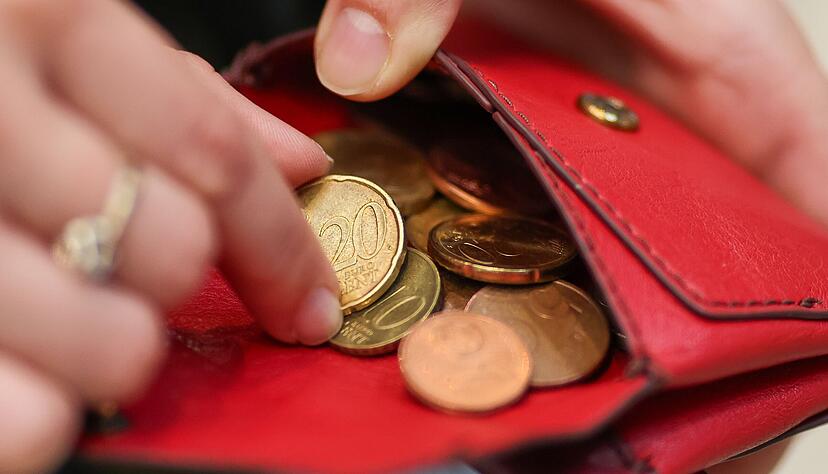 Eine Frau zählt Münzen. Eine Frau zählt Münzen.