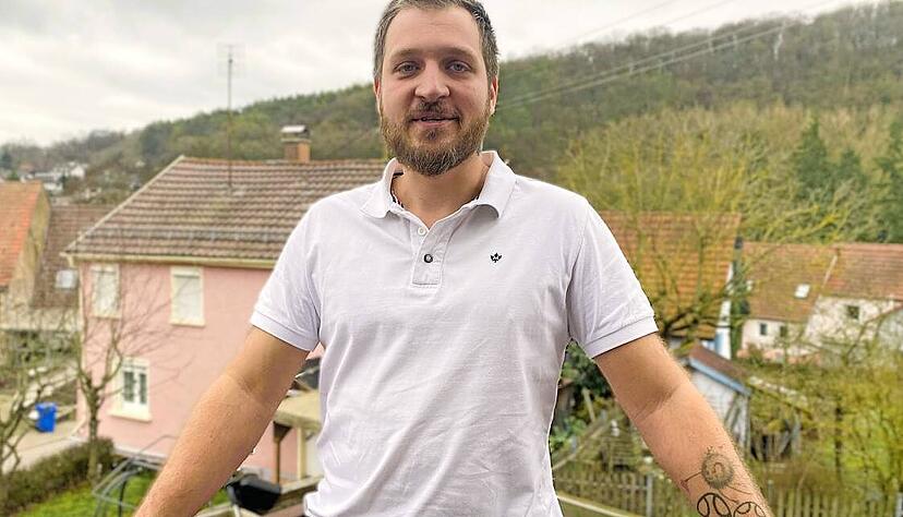 B&uuml;rgermeisterkandidat David Janz an seinem Lieblingsplatz in Jagsthausen: das Eigenheim mitten im Ort.