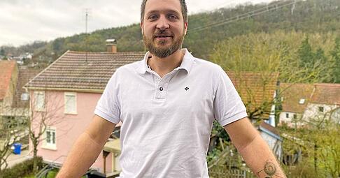 B&uuml;rgermeisterkandidat David Janz an seinem Lieblingsplatz in Jagsthausen: das Eigenheim mitten im Ort.