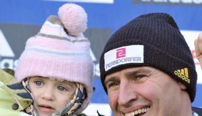 Karl Angerer hat bei der Siegerehrung seine Tochter Marie auf dem Arm.