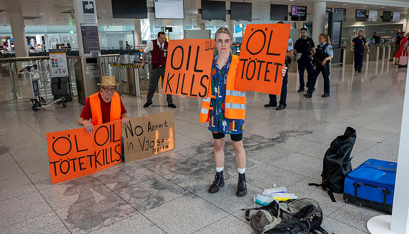 Mitglieder von der "Letzten Generation" nahmen auch schon am Tag zuvor an einer Protestaktion am Flughafen M&uuml;nchen teil. (Archivbild)