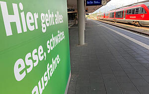 Plakat der Deutschen Bahn am Heilbronner Hauptbahnhof. "Hier geht alles" − außer Fernverkehr. Dass sich das ändert, ist nicht absehbar. Plakat der Deutschen Bahn am Heilbronner Hauptbahnhof. "Hier geht alles" − außer Fernverkehr. Dass sich das ändert, ist nicht absehbar.