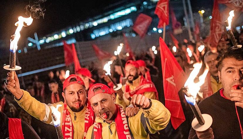 Insgesamt beteiligten sich nach IG-Metall-Angaben bis 14 Uhr in Baden-Württemberg knapp 16.300 Metaller an Warnstreiks, Kundgebungen und Frühschluss-Aktionen. Insgesamt beteiligten sich nach IG-Metall-Angaben bis 14 Uhr in Baden-Württemberg knapp 16.300 Metaller an Warnstreiks, Kundgebungen und Frühschluss-Aktionen.