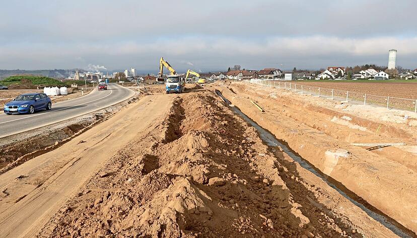 Die Bauarbeiten im Baugebiet "Obere Fundel" sind seit Wochen in vollem Gang. Fünf Gebäude des Schwarz-Projekt-Campus' in Bad Friedrichshall entstehen im ersten Bauabschnitt und sollen Ende 2025 fertig sein.
Foto: Archiv/Seidel Die Bauarbeiten im Baugebiet "Obere Fundel" sind seit Wochen in vollem Gang. Fünf Gebäude des Schwarz-Projekt-Campus' in Bad Friedrichshall entstehen im ersten Bauabschnitt und sollen Ende 2025 fertig sein.
Foto: Archiv/Seidel