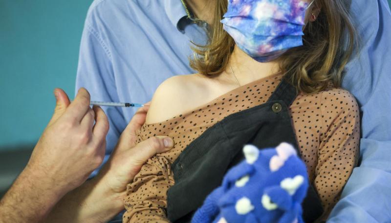 Ein Kinderarzt impft ein siebenjähriges Mädchen gegen das Sars-Cov-2-Virus. Ein Kinderarzt impft ein siebenjähriges Mädchen gegen das Sars-Cov-2-Virus.