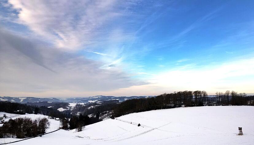 Am Dienstagmorgen war es vor allem im Norden glatt, im Laufe des Tages zieht der Glatteisregen Richtung S&uuml;den.