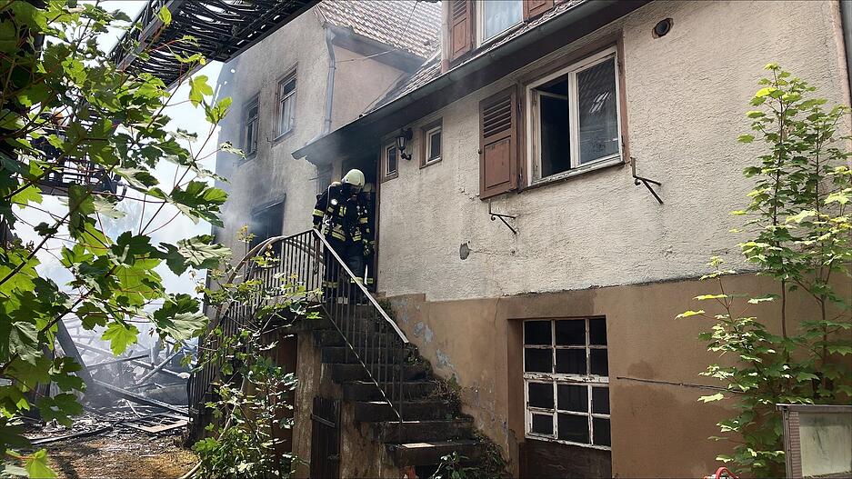 Das Wohnhaus neben der Scheune wurde durch das Feuer beschädigt.