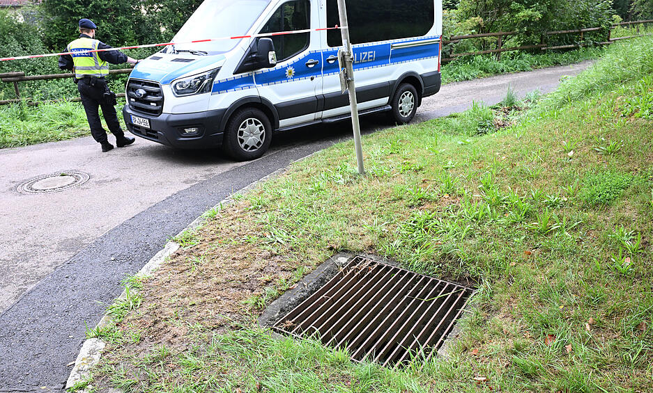 Ein Abwasserschacht an einer Unfallstelle eines Zugunglücks bei dem ein Regionalzug entgleist ist. Mutmaßlich hat Wasser aus dem nach Starkregen übergelaufenen Abwasserschacht einen Erdrutsch ausgelöst.