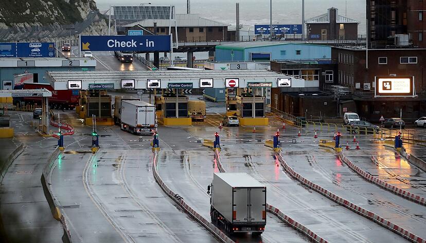 Lastwagen fahren zum Check-in in das Terminal am Hafen von Dover.