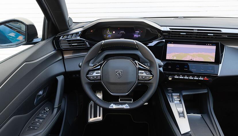 Im Innenraum des 408 kommt das aus anderen Peugeot-Modellen bekannte i-Cockpit zum Einsatz. Im Innenraum des 408 kommt das aus anderen Peugeot-Modellen bekannte i-Cockpit zum Einsatz.