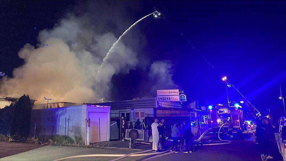 Am Samstagabend ist in einem Wohn- und Geschäftsgebäude in Bad Friedrichshall ein Feuer ausgebrochen. Am Samstagabend ist in einem Wohn- und Geschäftsgebäude in Bad Friedrichshall ein Feuer ausgebrochen.