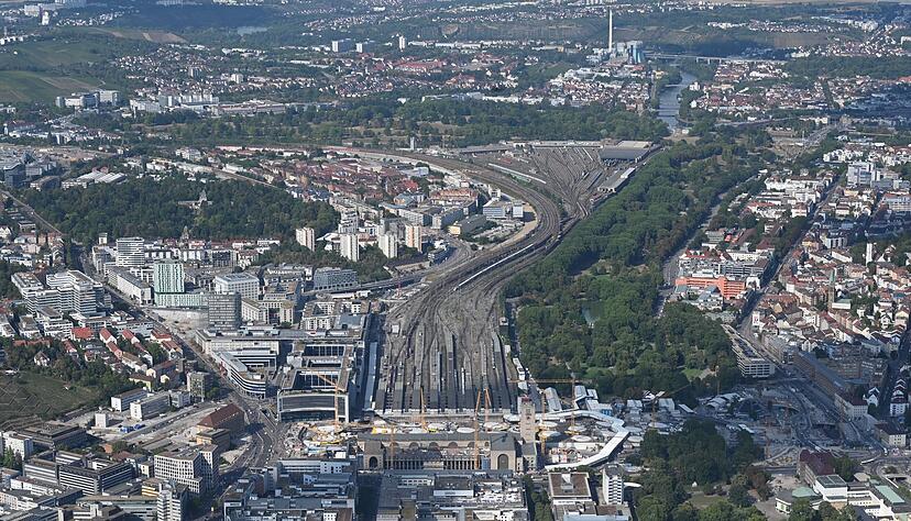 Auf den Gleisflächen, die nach der Inbetriebnahme von Stuttgart 21 nicht mehr gebraucht werden, will die Stadt Stuttgart ein neues Stadtviertel errichten. (Archivbild) Auf den Gleisflächen, die nach der Inbetriebnahme von Stuttgart 21 nicht mehr gebraucht werden, will die Stadt Stuttgart ein neues Stadtviertel errichten. (Archivbild)