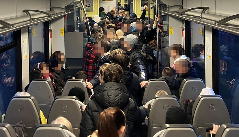 Überfüllter Regionalexpress zwischen Stuttgart und Heilbronn am 9. Februar: Nur ein Drittel der üblichen, durchgehenden Verbindungen fährt. Überfüllter Regionalexpress zwischen Stuttgart und Heilbronn am 9. Februar: Nur ein Drittel der üblichen, durchgehenden Verbindungen fährt.