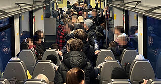 &Uuml;berf&uuml;llter Regionalexpress zwischen Stuttgart und Heilbronn am 9. Februar: Nur ein Drittel der &uuml;blichen, durchgehenden Verbindungen f&auml;hrt.