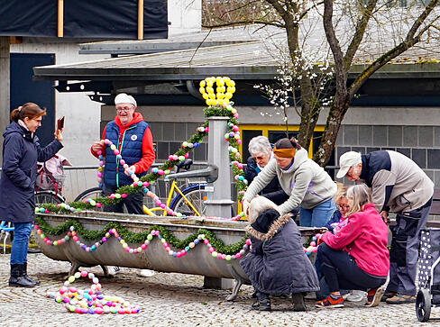 Seit 24 Jahren dekoriert eine Bürgerinitiative der Familien Roth, Scheck, Gerlach, Else Mauth, Annemone Weiner sowie Manfred und Marcel Vogt vor Ostern den Röhrenbrunnen in der Gellmersbacher Straße. Seit 24 Jahren dekoriert eine Bürgerinitiative der Familien Roth, Scheck, Gerlach, Else Mauth, Annemone Weiner sowie Manfred und Marcel Vogt vor Ostern den Röhrenbrunnen in der Gellmersbacher Straße.