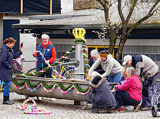 Seit 24 Jahren dekoriert eine Bürgerinitiative der Familien Roth, Scheck, Gerlach, Else Mauth, Annemone Weiner sowie Manfred und Marcel Vogt vor Ostern den Röhrenbrunnen in der Gellmersbacher Straße. Seit 24 Jahren dekoriert eine Bürgerinitiative der Familien Roth, Scheck, Gerlach, Else Mauth, Annemone Weiner sowie Manfred und Marcel Vogt vor Ostern den Röhrenbrunnen in der Gellmersbacher Straße.