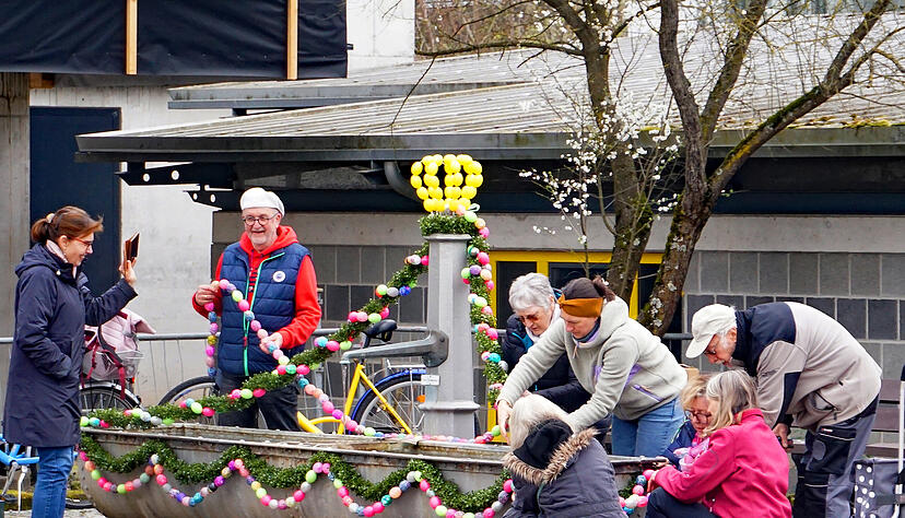 Seit 24 Jahren dekoriert eine B&uuml;rgerinitiative der Familien Roth, Scheck, Gerlach, Else Mauth, Annemone Weiner sowie Manfred und Marcel Vogt vor Ostern den R&ouml;hrenbrunnen in der Gellmersbacher Stra&szlig;e.