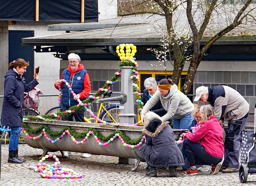 Seit 24 Jahren dekoriert eine B&uuml;rgerinitiative der Familien Roth, Scheck, Gerlach, Else Mauth, Annemone Weiner sowie Manfred und Marcel Vogt vor Ostern den R&ouml;hrenbrunnen in der Gellmersbacher Stra&szlig;e.
