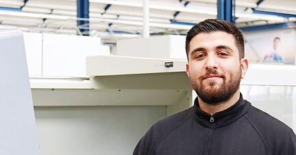 Fadi Al Abi kam 2015 als Flüchtling aus Syrien nach Deutschland. Er lernte schnell Deutsch und bekam einen Ausbildungsplatz beim Heilbronner Automobilzulieferer Läpple. Heute ist der 27-Jährige als Ausbilder für das Unternehmen tätig.
Foto: Läpple
