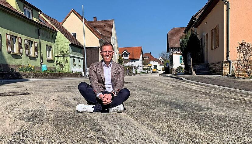 Bürgermeister mit Humor: Fürs Foto setzt sich der Lehrensteinsfelder Rathauschef Benjamin Krummhauer auf die frisch sanierte Ortsdurchfahrt. Ende nächster Woche kann er das nicht mehr tun. Dann rollt hier wieder der Verkehr. Bürgermeister mit Humor: Fürs Foto setzt sich der Lehrensteinsfelder Rathauschef Benjamin Krummhauer auf die frisch sanierte Ortsdurchfahrt. Ende nächster Woche kann er das nicht mehr tun. Dann rollt hier wieder der Verkehr.