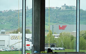 Ausblickauf die Nachbarn SWG und Würth Elektronik sowie Waldenburg im Hintergrund: Transparenz spielt eine große Rolle in dem Gebäude Ausblickauf die Nachbarn SWG und Würth Elektronik sowie Waldenburg im Hintergrund: Transparenz spielt eine große Rolle in dem Gebäude