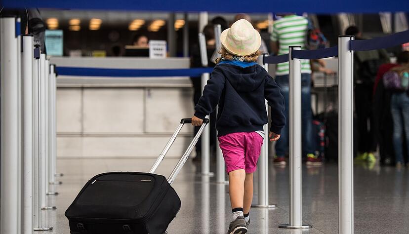 Wenn das Kind nicht mit den Sorgeberechtigten fliegt, braucht es für die Einreise eine Reisevollmacht. Diese muss in manchen Ländern sogar beglaubigt sein. Wenn das Kind nicht mit den Sorgeberechtigten fliegt, braucht es für die Einreise eine Reisevollmacht. Diese muss in manchen Ländern sogar beglaubigt sein.