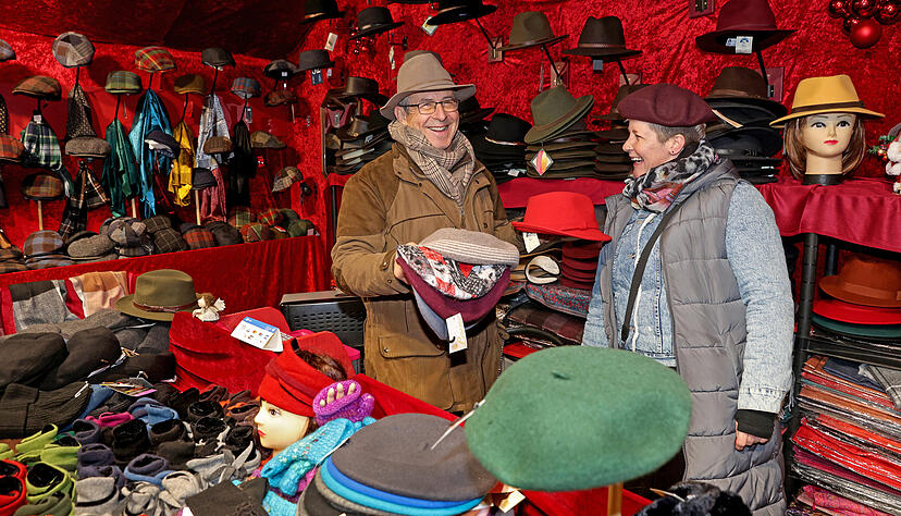 Der Franzose Philippe Lazaro in seinem Stand auf dem Heilbronner Weihnachtsmarkt. Der Franzose Philippe Lazaro in seinem Stand auf dem Heilbronner Weihnachtsmarkt.