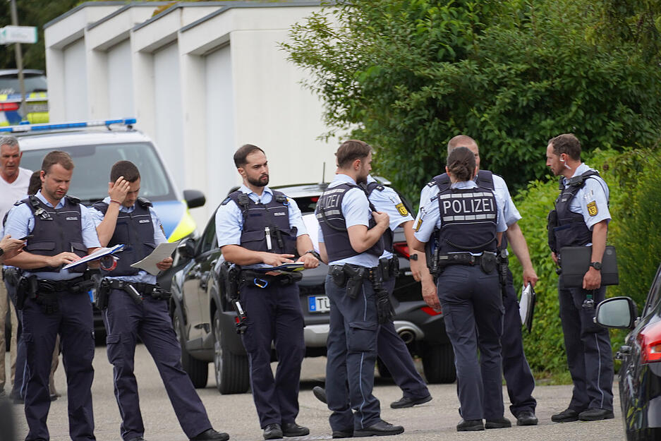 Die Toten in Albstadt sind ersten Vermutungen der Polizei zufolge einer innerfamiliären Tat zum Opfer gefallen. Die Toten in Albstadt sind ersten Vermutungen der Polizei zufolge einer innerfamiliären Tat zum Opfer gefallen.