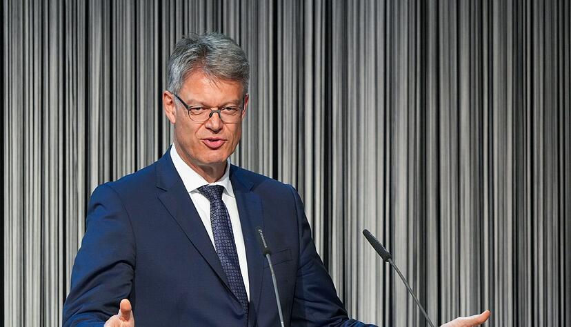 Bundesverkehrsminister Patrick Schnieder hofft, dass die neue Chefin samt neuer Strategie bei der Bahn den Richtungswechsel einleitet. (Archivbild) Bundesverkehrsminister Patrick Schnieder hofft, dass die neue Chefin samt neuer Strategie bei der Bahn den Richtungswechsel einleitet. (Archivbild)