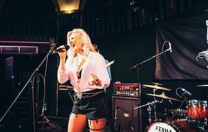 Sängerin Cheri Lyn aus Gemmingen bemüht sich, die Musiker in der Region, besser zu vernetzen.
Foto: privat Sängerin Cheri Lyn aus Gemmingen bemüht sich, die Musiker in der Region, besser zu vernetzen.
Foto: privat