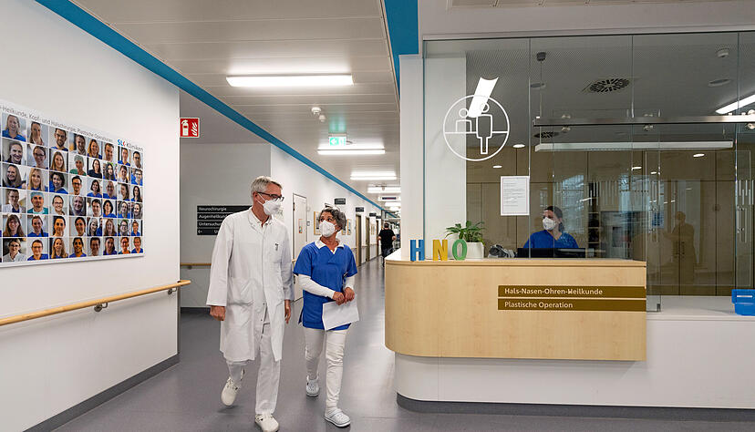 Klinikdirektor HNO Burkard Lippert und HNO-Mitarbeiterin Sükriye Uzun im Gespräch. Klinikdirektor HNO Burkard Lippert und HNO-Mitarbeiterin Sükriye Uzun im Gespräch.