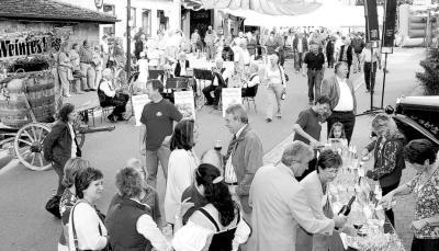 Trotz m&auml;&szlig;igen Wetters hatte das Eschenauer Weinfest viele Besucher aus nah und fern. Dabei ist Tradition, dass die Weinfestbesucher von den Weing&auml;rtnern mit einem Glas Gratissekt begr&uuml;&szlig;t werden. (Foto: Gustav D&ouml;ttling)