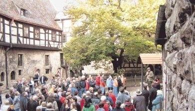 Groß war das Interesse an der einstigen Stauferanlage, durch die Baron Weiler (hinten rechts) und Ernst Schedler führten.Foto: Barbara Barth