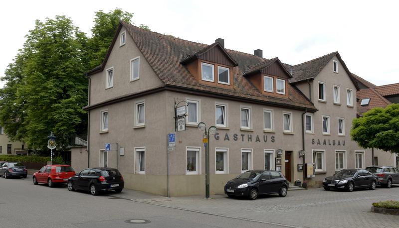 So sieht das Gasthaus Hitzfelder heute aus. Seit 1914 hat das Gasthaus den direkt angeschlossenen Saal.
Foto: Archiv/Berger So sieht das Gasthaus Hitzfelder heute aus. Seit 1914 hat das Gasthaus den direkt angeschlossenen Saal.
Foto: Archiv/Berger