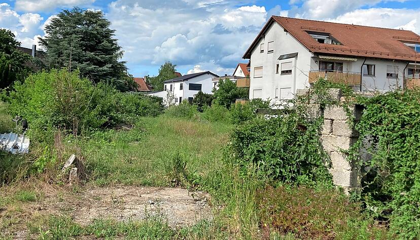 Zwischen S&uuml;d- und Bahnhofstra&szlig;e liegt seit Jahren ein Grundst&uuml;ck brach, das jetzt bebaut werden soll. Der Gemeinderat stellt einen Bebauungsplan daf&uuml;r auf.
Foto: Katharina M&uuml;ller