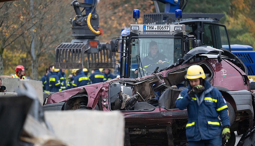 Rettungskräfte nehmen an einer Übungseinheit im Rahmen der Erdbeben-Großübung Magnitude teil.