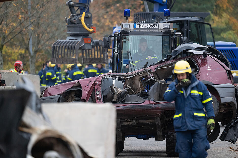 Rettungskräfte nehmen an einer Übungseinheit im Rahmen der Erdbeben-Großübung Magnitude teil.