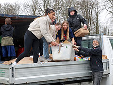 Gemeinschaftsaktion st&auml;rkt den Verein: Mitglieder der BadRaps, Abteilung Frisbee des TV Bad Rappenau, beim Altpapiersammeln am Samstag, 14. M&auml;rz.