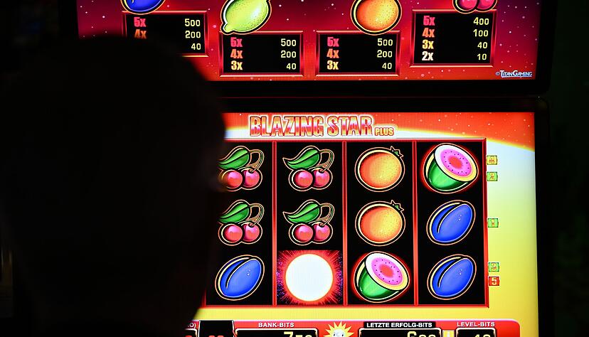 Pech gehabt: Es sind nur zwei Kirschen in einer Reihe, das reicht nicht f&uuml;r einen Gewinn. Szene aus einer Spielothek in Deutschland.