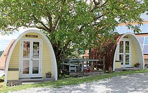 Die zwei Holzhütten von Familie Planck heißen Äpfelheisle und Wengertsheisle und sind gemütlich mit jeweils zwei Betten und einer kleinen Bank ausgestattet. Die zwei Holzhütten von Familie Planck heißen Äpfelheisle und Wengertsheisle und sind gemütlich mit jeweils zwei Betten und einer kleinen Bank ausgestattet.