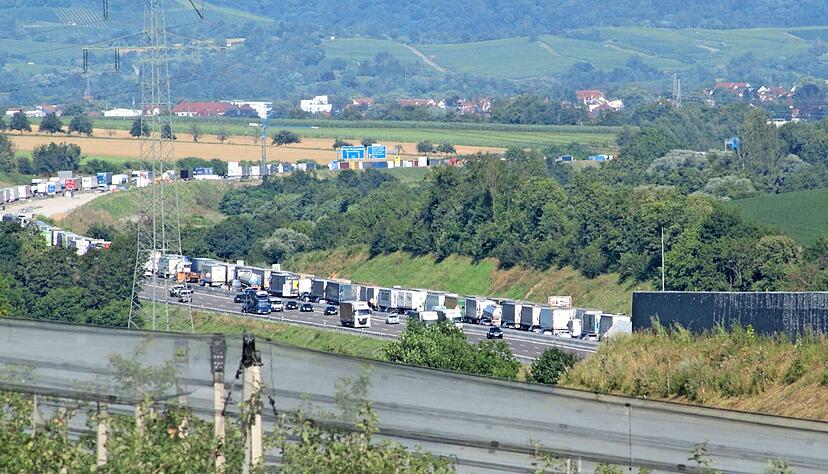 Die Stelle, an der die A6-Lärmschutzwand bei Biberach endet und in offenes Gelände übergeht. Sie sei um ein paar Hundert Meter zu kurz, finden Anwohner.
Fotos: Carsten Friese