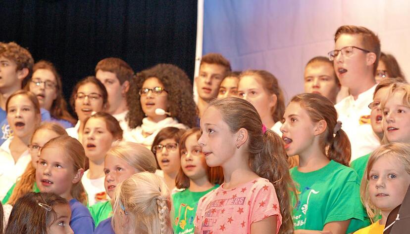 Zu Beginn des Konzerts im Kulturgeb&auml;ude in Leingarten treten alle Ensembles gemeinsam mit einem A-cappella-St&uuml;ck auf.Foto: Stefanie Pf&auml;ffle