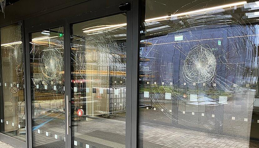 Am Behördenzentrum in Heilbronn wurden mehrere Scheiben eingeschlagen. Am Behördenzentrum in Heilbronn wurden mehrere Scheiben eingeschlagen.