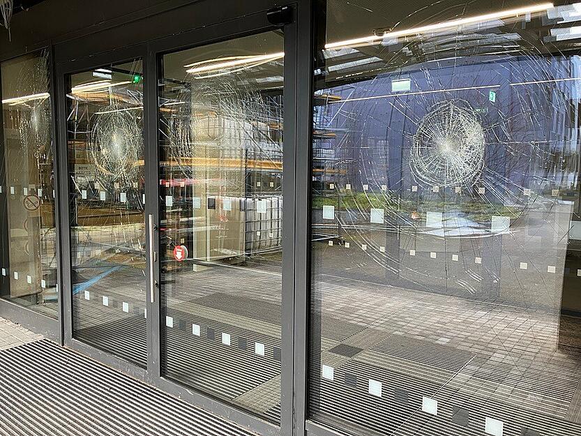 Am Behördenzentrum in Heilbronn wurden mehrere Scheiben eingeschlagen.