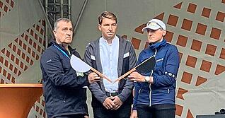 Niedernhalls Bürgermeister Achim Beck (Mitte) startet gemeinsam mit TSV-Vorstand Ralf Herrmann (li) und EBM-Geschäftsführer Klaus Geißdörfer den Marathon. Er hat die vergangenen Tage viele Entscheidungen treffen müssen.