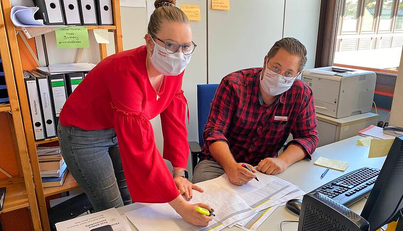 Saskia Damm und Steffen Schall haben teils lange Kontaktlisten auf dem Tisch. Sie m&uuml;ssen die Menschen &uuml;ber den Kontakt mit Infizierten informieren.
Foto: Tscherwitschke