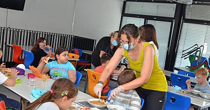 Die Erstkl&auml;ssler aus dem Hort der Johannes-H&auml;u&szlig;ler-Schule in Neckarsulm freuen sich am Mittwoch &uuml;ber leckere Pfannkuchen mit Apfelmus.
Foto: Stefanie Pf&auml;ffle